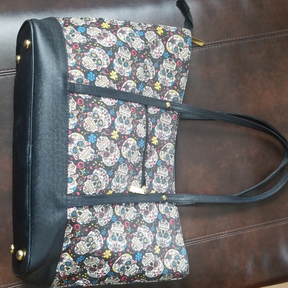 Skull shoulder bag